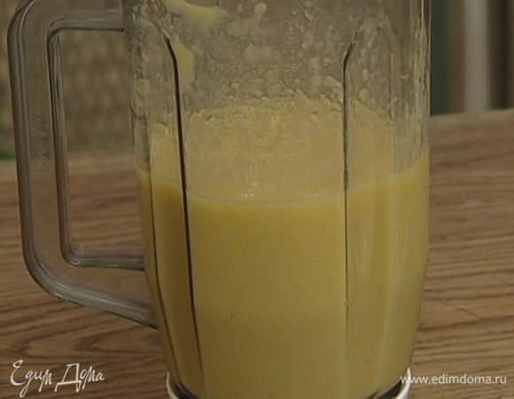 Выложить все ингредиенты в блендер (немного манго оставить), добавить лед или молоко в зависимости от того, для кого коктейль предназначен, и взбивать до получения плотной и однородной массы.