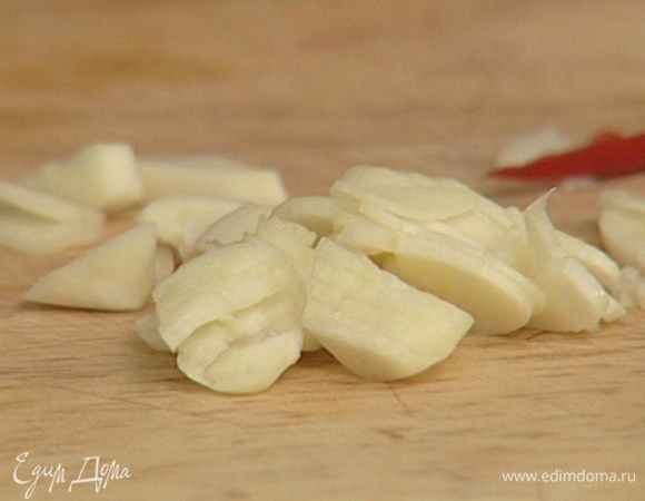 Чеснок почистить и нарезать пластинками.