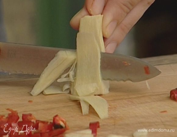 Имбирь почистить и нарезать тонкими полосками.