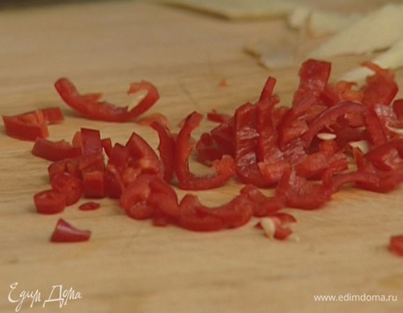 Перец чили, удалив семена, мелко порубить.