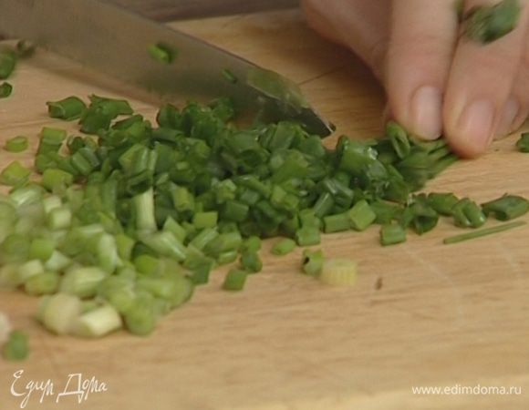 Зеленый лук порезать колечками.