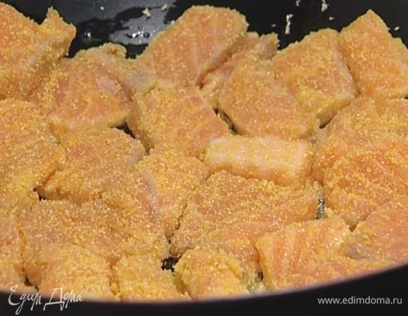 В сковороде вок разогреть по 1 ст. ложке арахисового и кунжутного масла, обжарить рыбу с обеих сторон и выложить на тарелку.