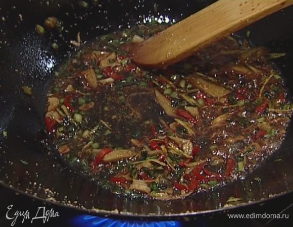 Приготовить соус: влить в вок по 1 ст. ложке арахисового и кунжутного масла и обжарить чеснок и имбирь. Добавить зеленый лук и чили, цедру лимона, сахар, соевый соус, листья мяты и перемешать.