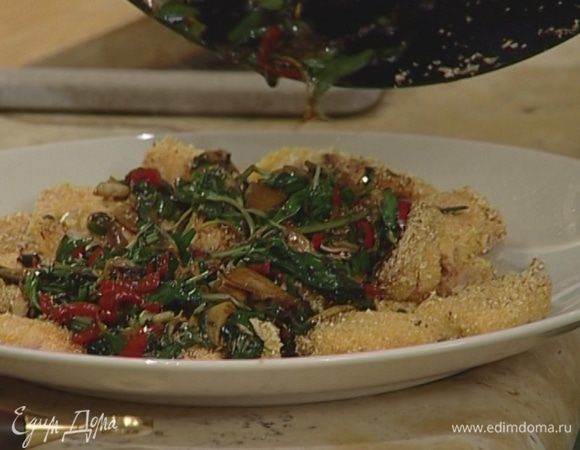 Подавать рыбу, полив соусом.