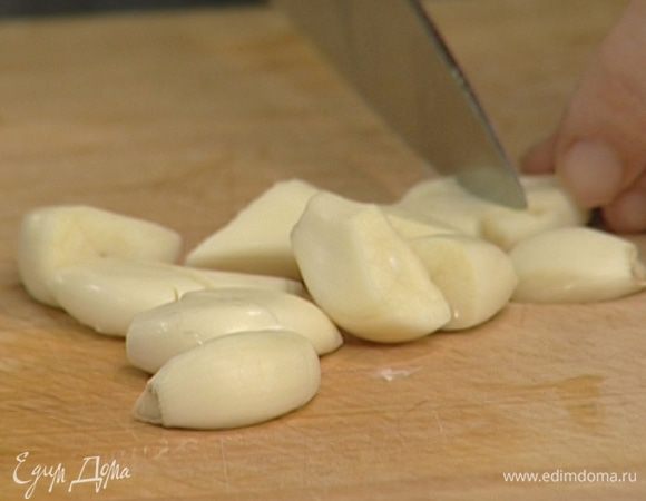 Чеснок почистить и каждый зубчик разрезать пополам.