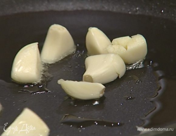 Разогреть в сковороде растительное масло и обжарить чеснок.