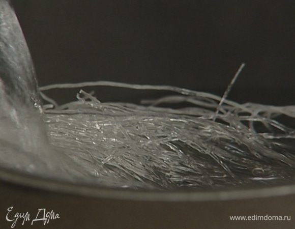 Стеклянную вермишель приготовить согласно инструкции на упаковке. Обычно ее заливают кипятком и оставляют на несколько минут, затем воду сливают.