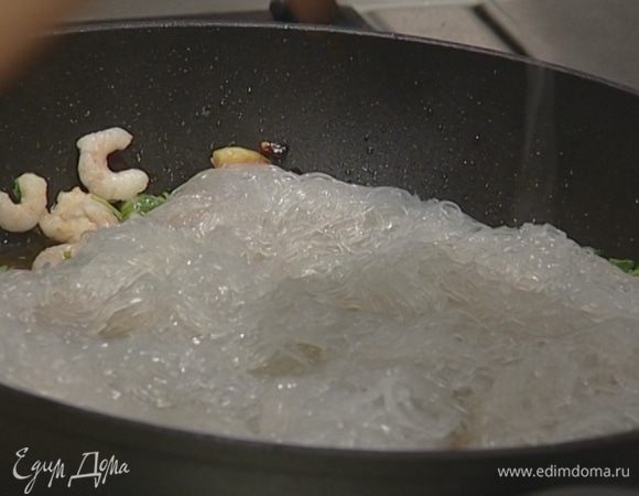 Перемешать вермишель с креветками и чесночным соусом.