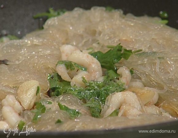 Влить соевый и рыбный соус и еще раз перемешать. Присыпать оставшейся кинзой и подавать.