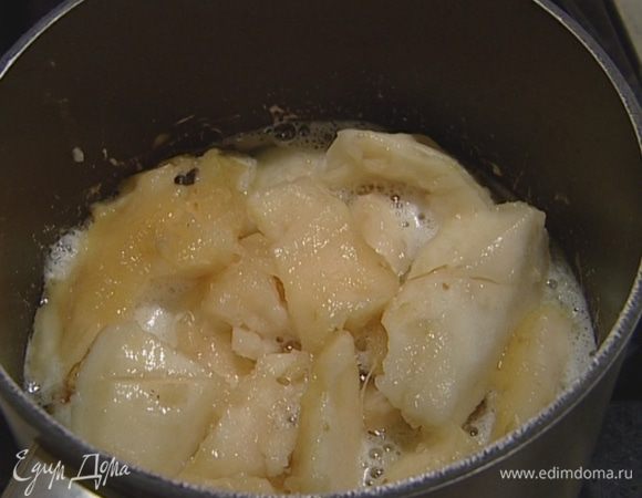 Уложить нарезанные груши в небольшую кастрюлю, добавить 120 мл воды, сахар и стручок ванили. Варить на медленном огне 10–15 минут.