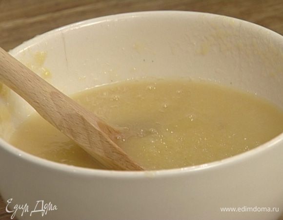 Протереть груши через пластиковое сито, влить граппу и перемешать.