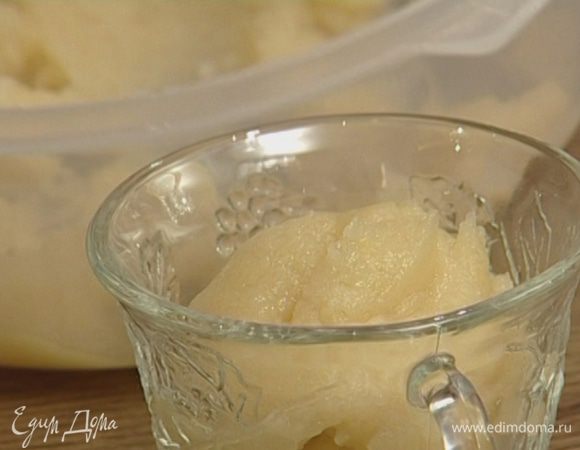 Выложить в пластиковый контейнер и замораживать минимум четыре часа, время от времени перемешивая деревянной ложкой, чтобы консистенция сорбе осталась однородной.