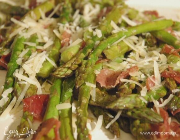 Запекать в разогретой духовке 15–20 минут. Посыпать горячую спаржу сыром и измельченным руками базиликом. Подавать теплой.