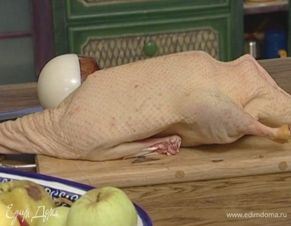 Тушку утки вымыть и просушить бумажным полотенцем.