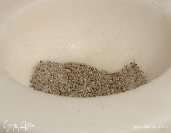 Перец, кориандр и соль измельчить в ступке.