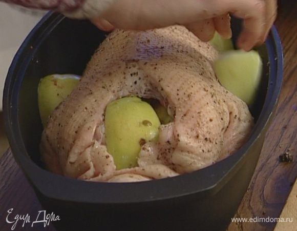 Натереть этой смесью утку внутри и снаружи.