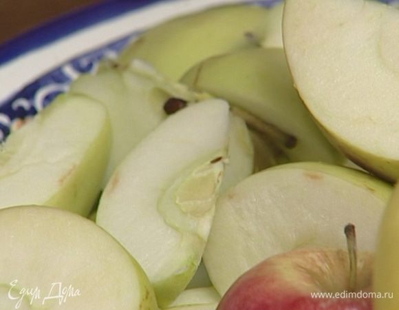Яблоки, удалив сердцевину, нарезать крупными дольками.