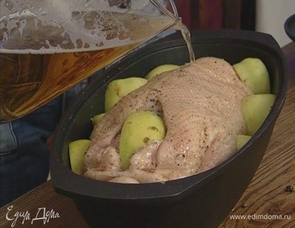 Тушку утки начинить частью нарезанных яблок, поместить ее в утятницу, обложить оставшимися дольками яблок и влить столько пива, чтобы утка почти полностью была им покрыта.