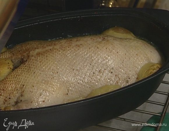 Тушить утку час-полтора под крышкой, затем перевернуть ее и запекать еще 30–40 минут без крышки.