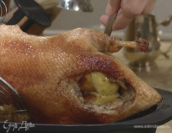 Разрезать утку на куски.