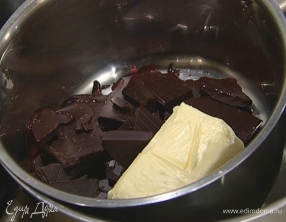 Шоколад растопить на водяной бане, затем добавить 90 г сливочного масла и молоко, все перемешать.