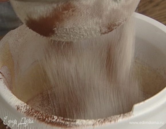 Муку соединить с какао и просеять через сито.