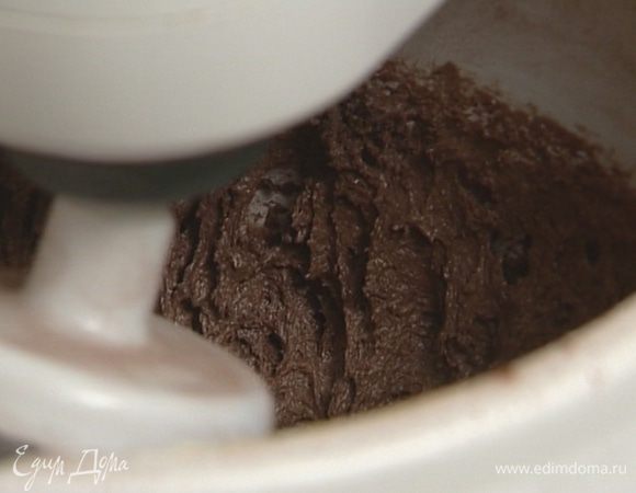 Яйца с сахаром взбить миксером, добавить муку с какао, ввести шоколадную массу и продолжать взбивать на небольшой скорости, пока тесто не станет однородным.