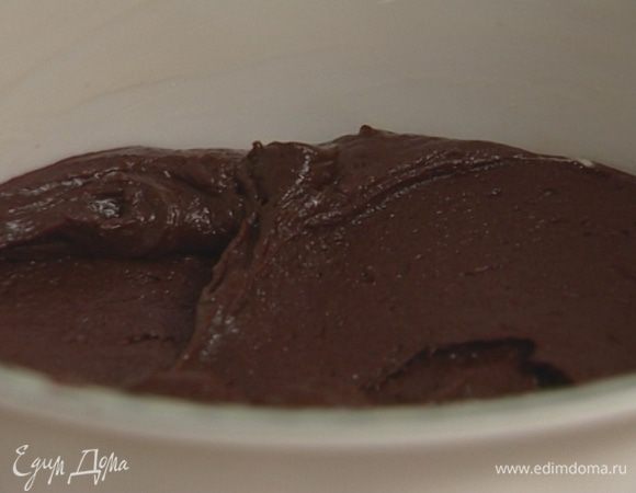 Круглую огнеупорную форму смазать оставшимся сливочным маслом и выложить 2/3 теста в форму.