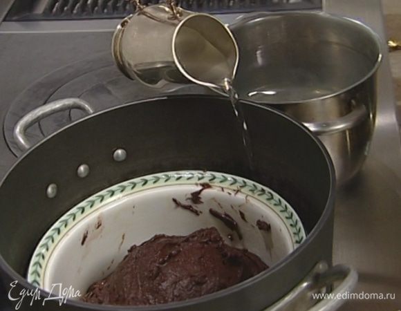 Поставить форму в большую кастрюлю и наполнить кастрюлю горячей водой так, чтобы вода доходила до половины формы.