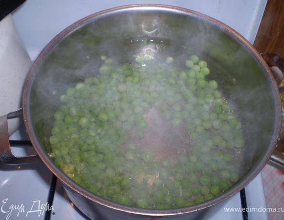Зеленый горошек варим в подсоленой воде 10 минут