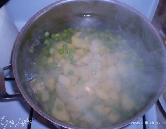 добавляем к нему картофель и варим еще 15 минут