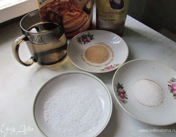 Смешать муку, соль, сахар,масло. Дрожжи растворить в теплой воде и вылить в муку. Замесить тесто. По мере необходимости добавлять муку. В итоге её уходит 700-750г. Наверно от муки и от её влажности зависит.