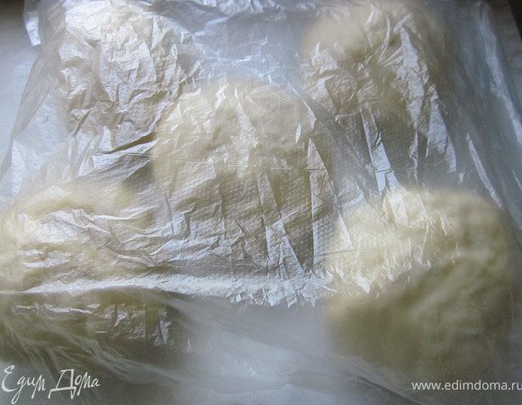 Разделить тесто на пять частей весом около 200г. (получится стандартная итальянская тонкая пицца)
Положить в пакет и дать подойти 30-40 минут.