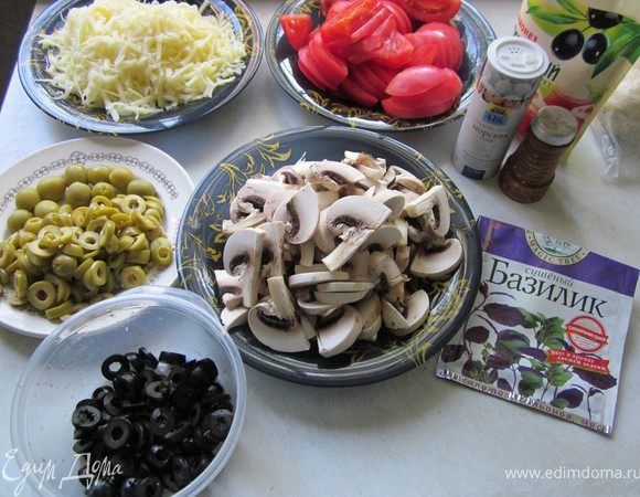 Приготовим начинку. У меня это томаты, грибы, оливки, маслины,сыр маскарпоне, майонез, сушеный и свежий базилик, молотый черный перец. 
Еще в одну пиццу я добавила целый маленький кабачок (нарезала кружочками и сладкий перец)
Но я думаю, что начинка может быть любая, на ваш вкус:))