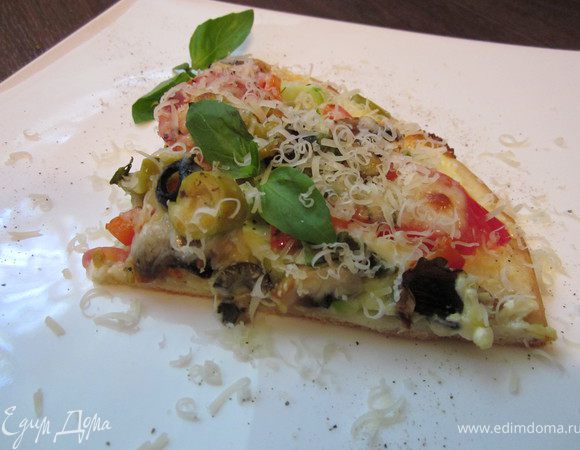 Форму для пиццы слегка смазать растительным масло и распределить тесто. Я делаю это руками, но можно сначала немного раскатать, а потом все равно руками, чтобы было аккуратно.
Красиво, на ваш вкус выложите начинку и посыпьте сыром. Духовку предварительно разогреть до 220* и на 20-25 минут.
Бон аппетит! Этот кусочек для Вас:))