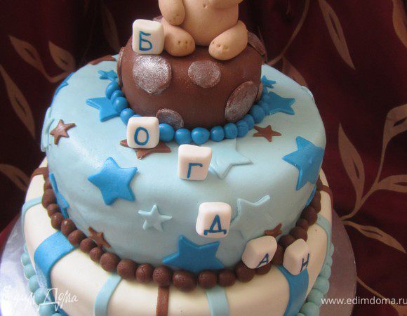 Из белой мастики сделать кубики и написать на них буквы.
Усадить на верхний ярус мишку. (МК по его приготовлению можно посмотретьhttp://www.edimdoma.ru/recipes/25993).
