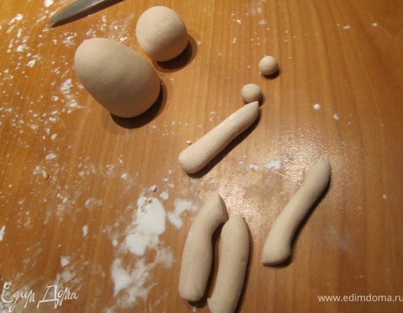 Из мастики делаем такие части медведя.)) шар, овал и четыре валика.