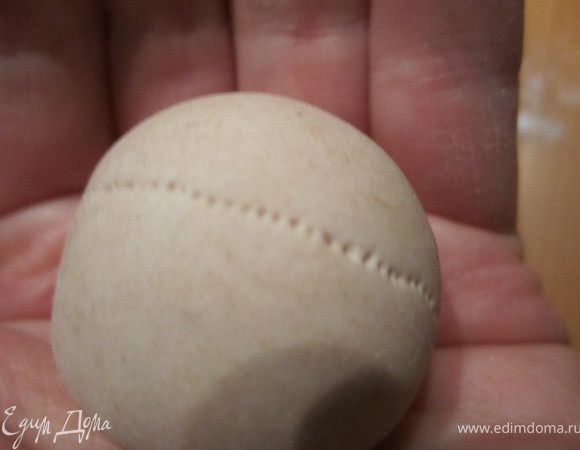На шаре зубочисткой делаем полосочку.