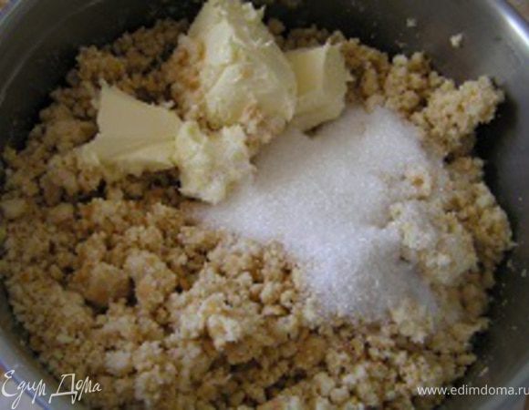 Затем добавить сахар и сливочное масло, тщательно перемешать.