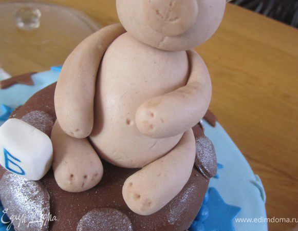 Сделать небольшой кружочек прикрепить к голове, у нас получится мордочка мишки.
Из маленьких кружочков шоко мастики делаем глазки и носик.
Зубочисткой выдавить коготки и пупик,рисуем улыбку мишки.)
Вот и наш Мишка готов на высадку тортика.)
