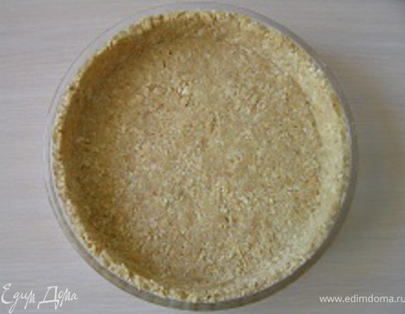 Выложить в форму, распределить руками, разровнять, сделав бортики.