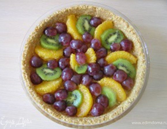 Сверху разложить кусочки фруктов, для этого дольки апельсина очистить от пленок, киви нарезать кружочками, виноград — пополам.