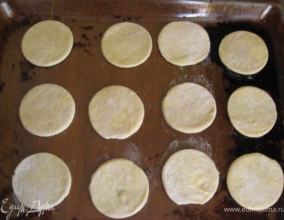 Тесто универсальное. Очень его всем рекомендую. Делала и рогалики, и Наполеон (на вышеуказанной страничке есть фото), и тарт. Порубили маргарин с мукой, выложили горкой, сделали углубление. Влили водичку, смешанную с желтком и водкой. Быстро замесили тесто, мин. на 40 в морозилку. На присыпанной мукой рабочей поверхности раскатали тоненько тесто, вырезали печенюхи. Из обрезков я сформировала колбаску, порезала на кусочки, сделала лепешечки.