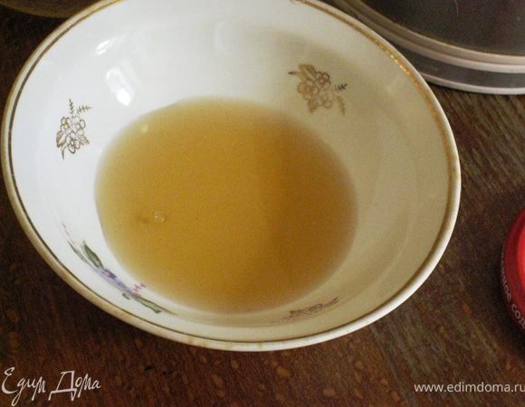 Сладкие. Лимонно-смородиновые. Слегка остужаем. Наливаем в тарелочку лимончелло...