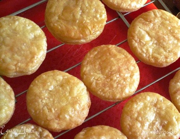 ...обмакиваем печеньки и выкладываем на решетку сохнуть. И так два раза.