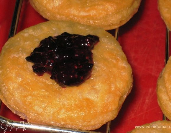 Затем перетираем смородину с сахаром и ложечкой выкладываем на печеньки. Все готово. Приятного аппетита!