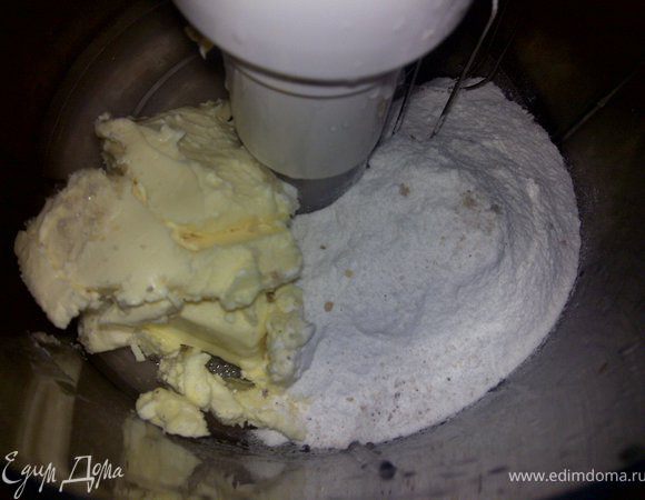 Вымешиваем размягченное масло и сахар