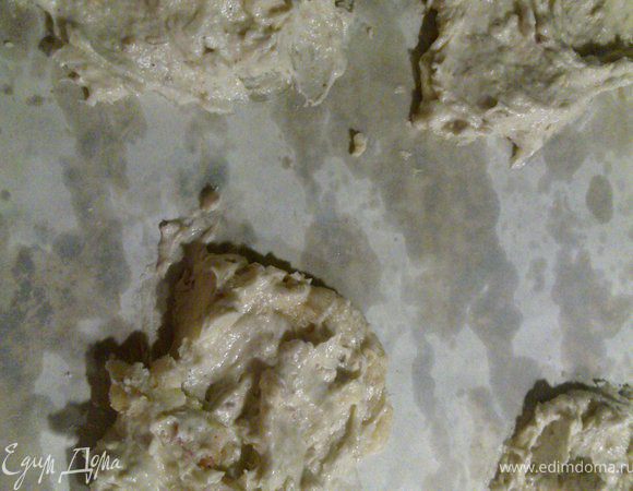 Затем добавляем муку и овсянку.И вылаживаем тесто ложкой на противень.Выпекать 15 мин.