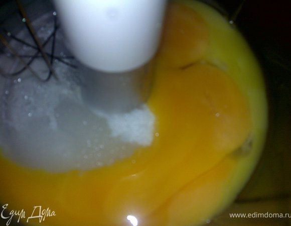 Взбить желтки с половиной сахара