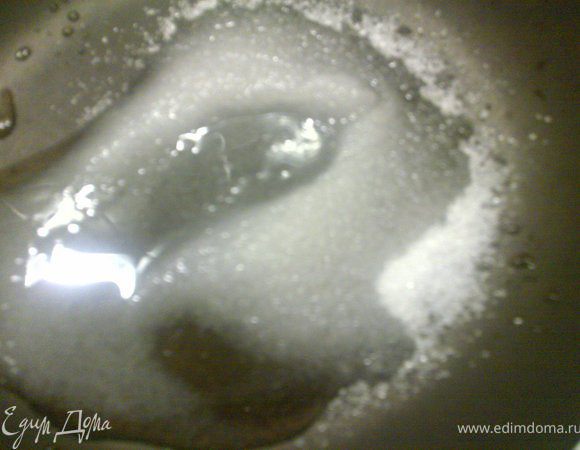 Смешать оставшийся сахар и  воду,  сварить карамель. Карамель нужно предварительно охладить, иначе желтки могут свернуться.
 